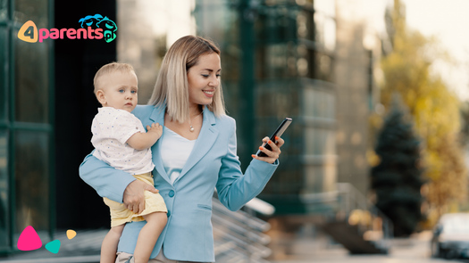 Mama trzyma małe dziecko i patrzy na ekran smartfona. W rogu znajduje się logo 4Parents.